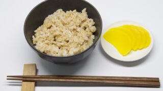 玄米ごはんと漬物