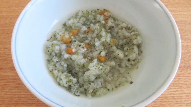 コープ離乳食 3種の国産野菜としらすのおかゆ 器に盛ったところ