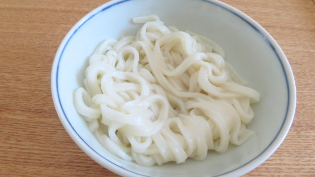 コープ離乳食 コープ（九州産小麦使用）やわらかいミニうどん 器に盛ったところ