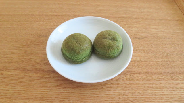 コープ離乳食 北海道産小麦のふんわりプチホットケーキ 国産ほうれん草入り お皿にのせたところ