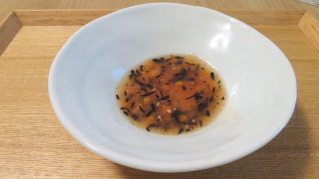 ひじきを加えて温めたトマトコンソメソース