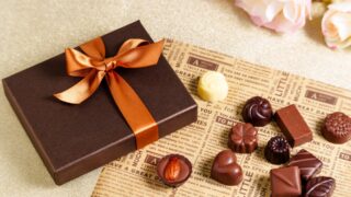 無添加チョコレートとラッピングしてあるチョコレートの写真