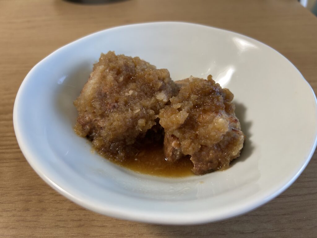 シェフの無添つくりおき「ゆずのおろしハンバーグ」をお皿に盛り付けた様子