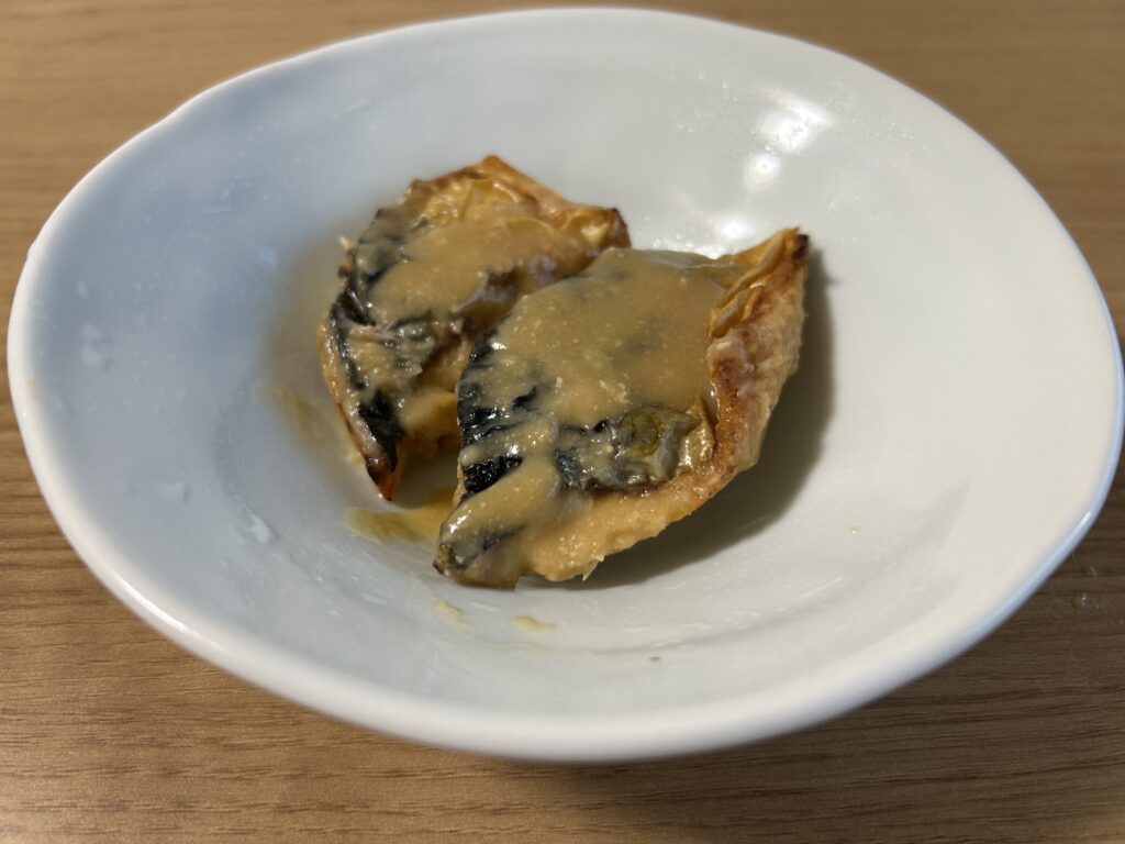 「シェフの無添つくりおき『さばの味噌煮』をお皿に盛り付けた様子」