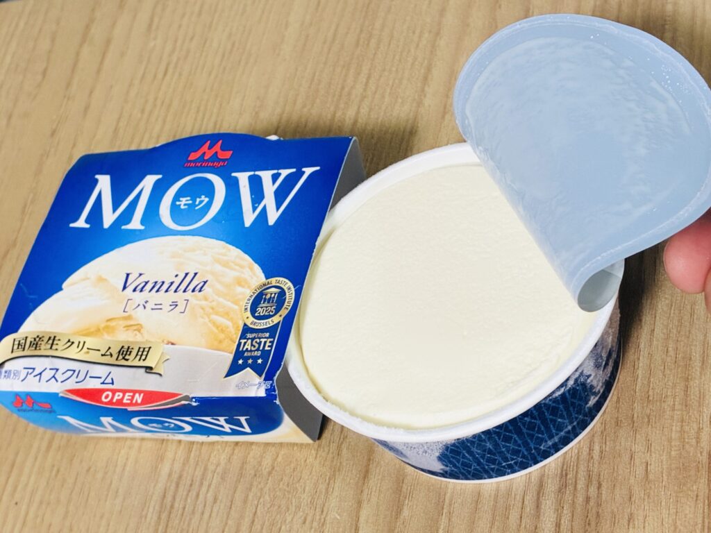 MOWバニラを開封したところ｜アイスクリームの白さとなめらかさがわかる
