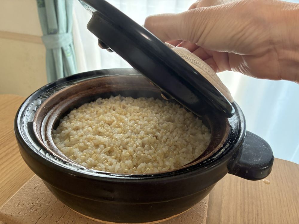 かまどさんで炊き上がった玄米。粒が立っている