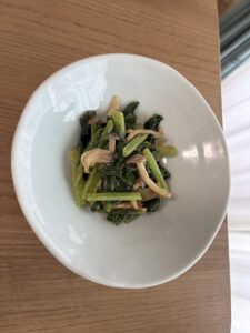 ねりごまで作った小松菜としめじの和え物