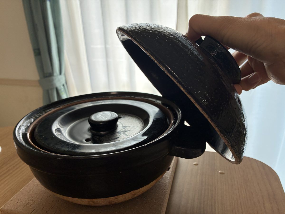 かまどさんの上ぶたを外したところ。中ぶたが見える二重ぶた構造