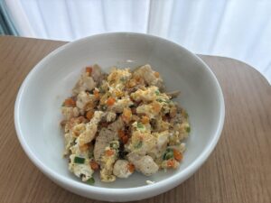 みじん切りミックスで作った卵と鶏肉の炒め物