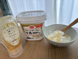 はちみつをかけたコープのプレーンヨーグルト
