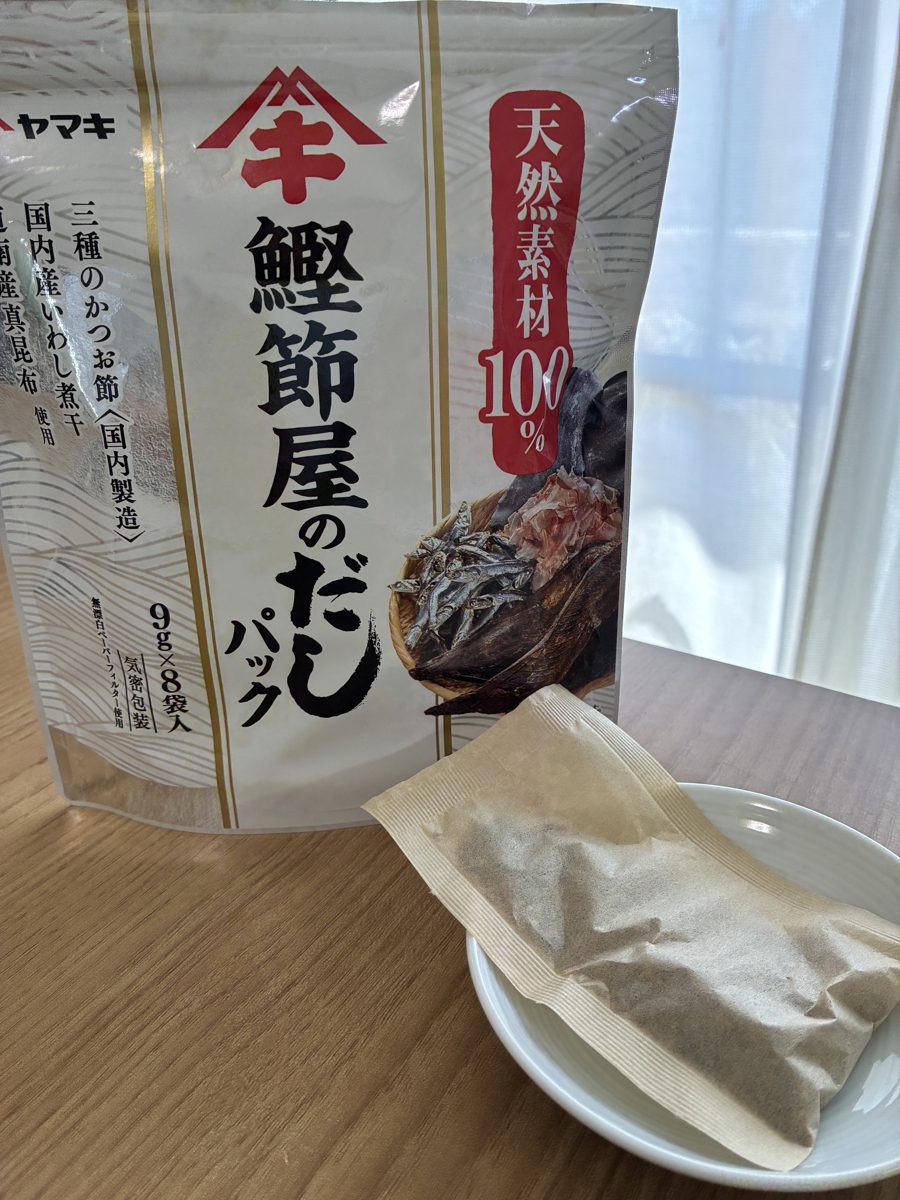ヤマキ 鰹節屋のだしパックの袋とだしパック