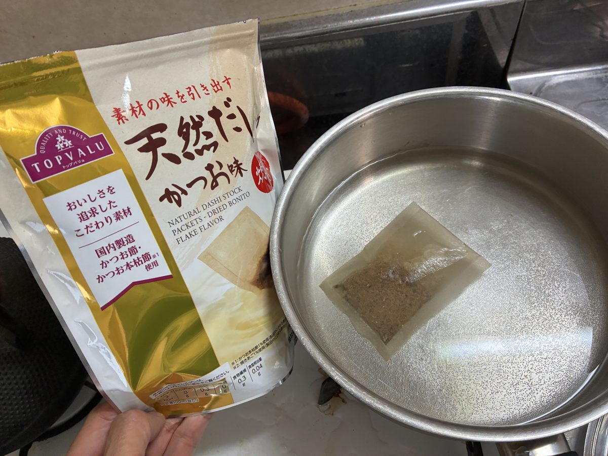 トップバリュのだしパックを水に入れたところ