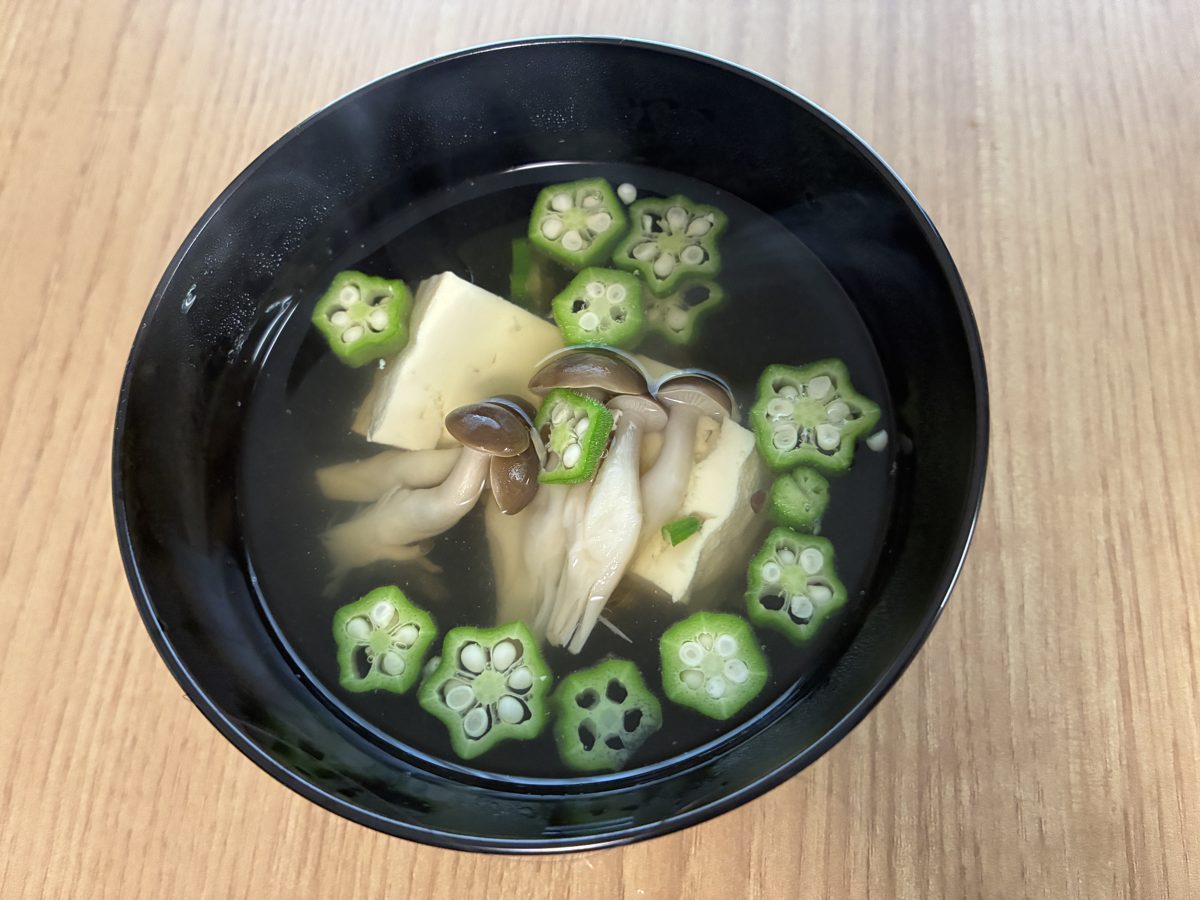 ヤマキのだしで作った豆腐としめじとオクラのおすまし