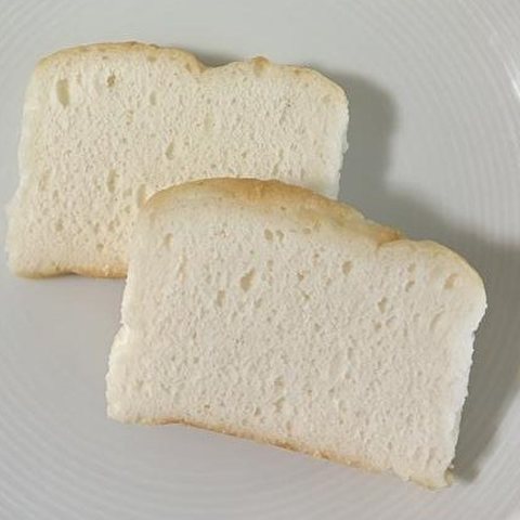 お皿にのせた米粉パンのスライス2枚