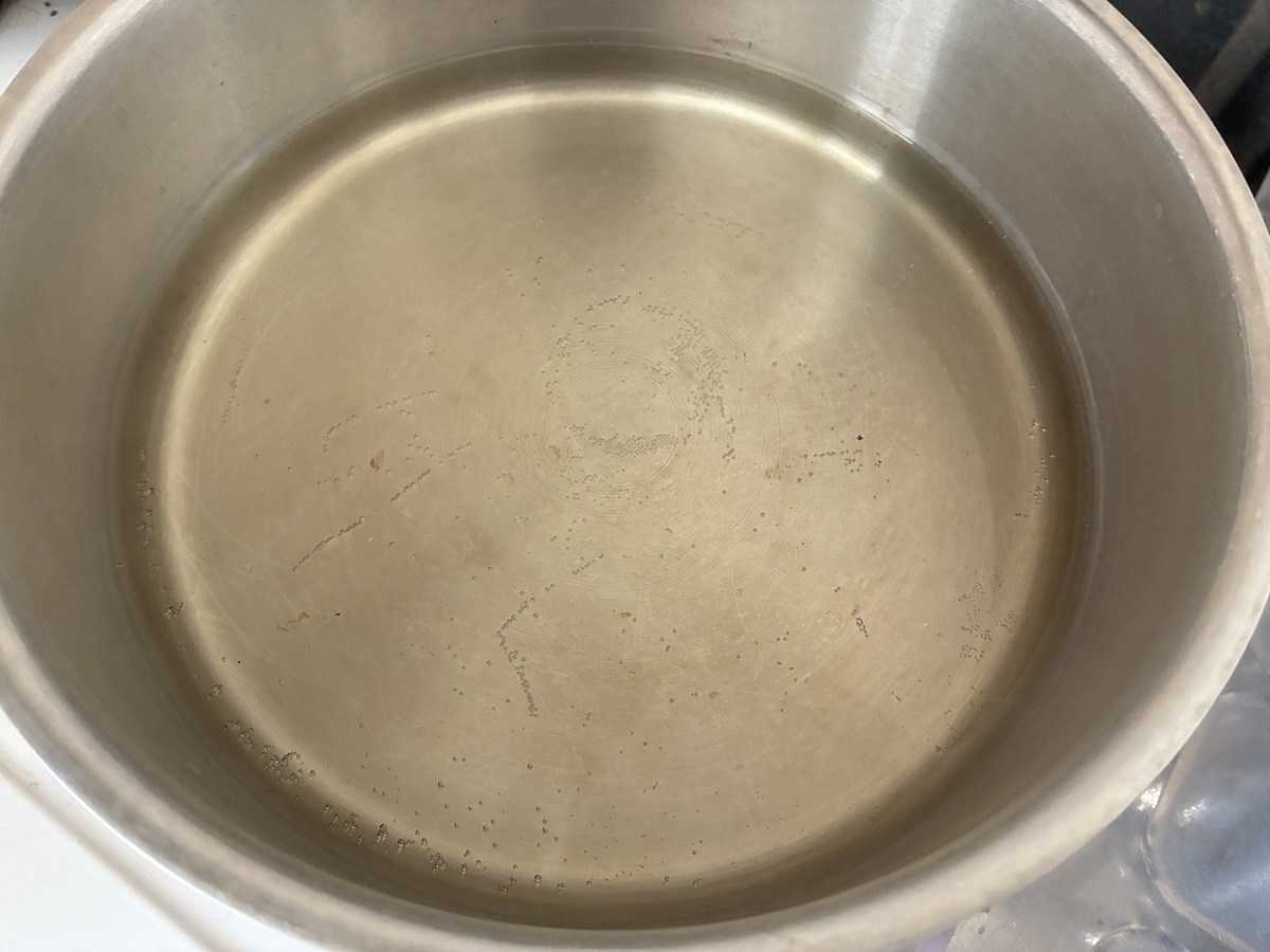 昆布を水につけて火にかけてとった、できあがりの昆布だし