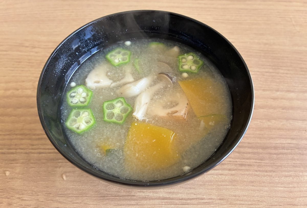 お椀に入れた、かぼちゃときのことオクラの味噌汁