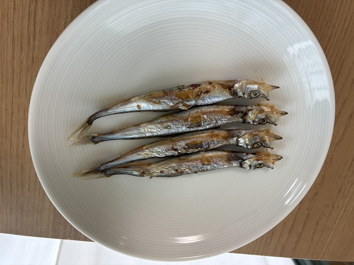 離乳食にも使える、フライパンで焼いて器に盛ったししゃも