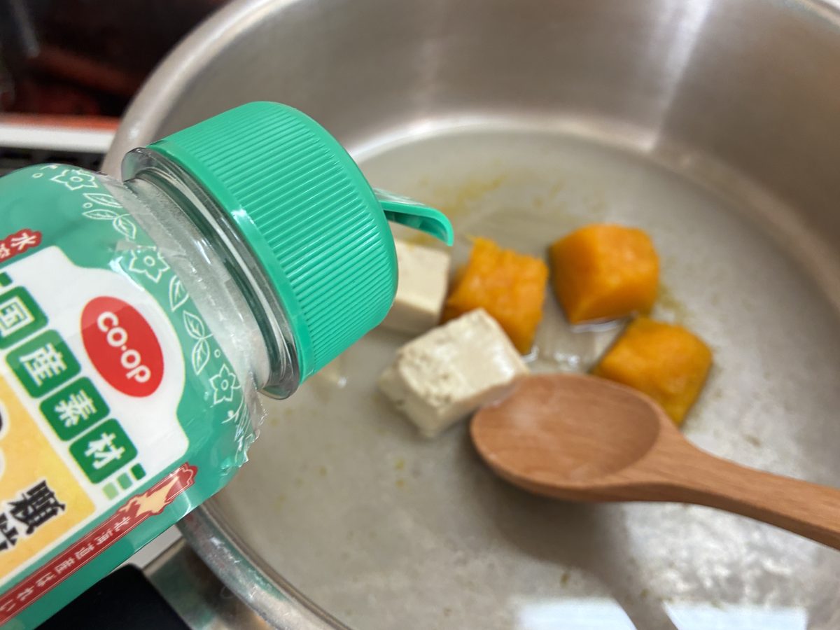 コープ離乳食 とろみちゃんを振り入れる