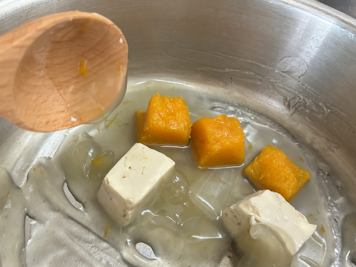 コープ離乳食 とろみちゃんでとろみをつけた汁